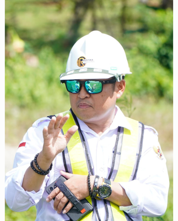 Hijau Hitam Gradient elegant Ucapan Selamat Natal Instagram Post (23)